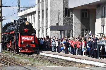 Творческие коллективы ДК «Победа» приняли участие во встрече Поезда Победы на вокзале в Златоусте